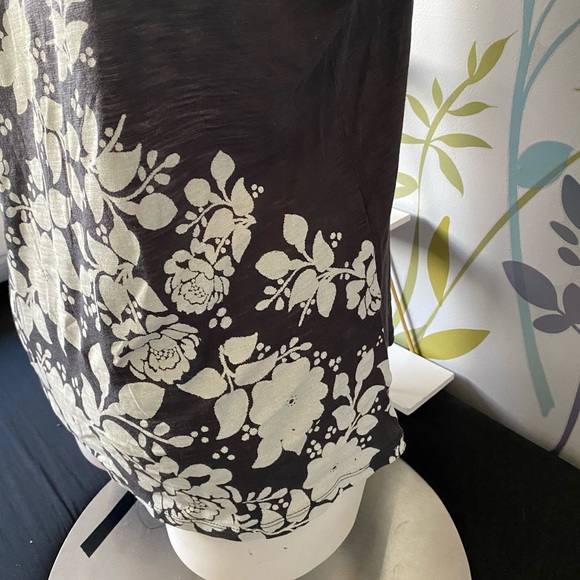 4/$20 Grey tee with white floral and subtle sequins - Picture 4 of 7